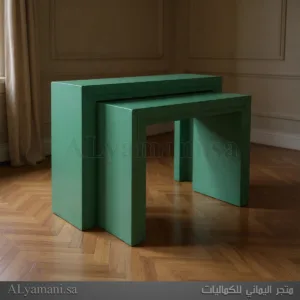 طاولة استقبال مربعة باللون الأخضر
