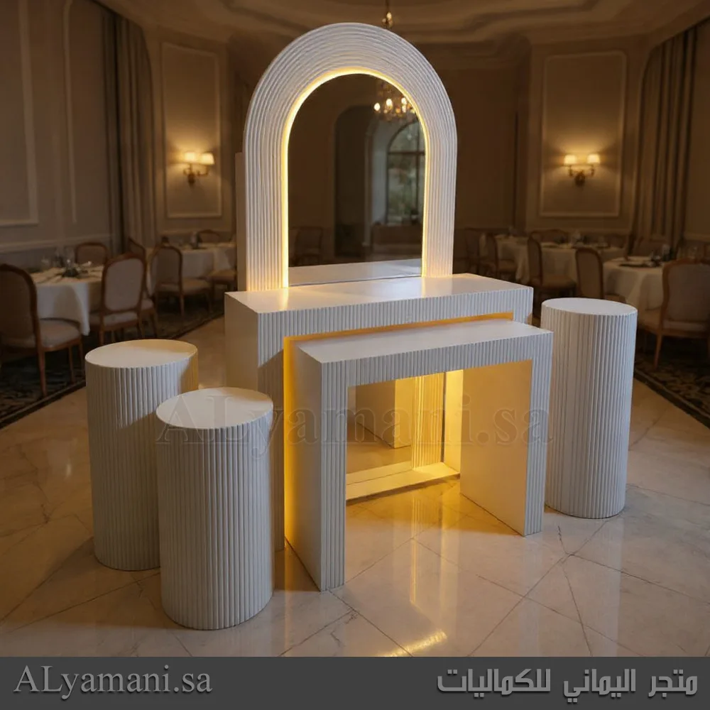 طقم استقبال طاولتين مع ستاندات خدمة وخلفية مرايا