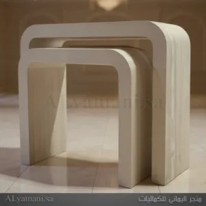 طاولة مدخل و استقبال مكونة من قطعتين متداخلة باللون البيج الفاتح الخشبي ومعتقة يدوياً بتصميم مقوس