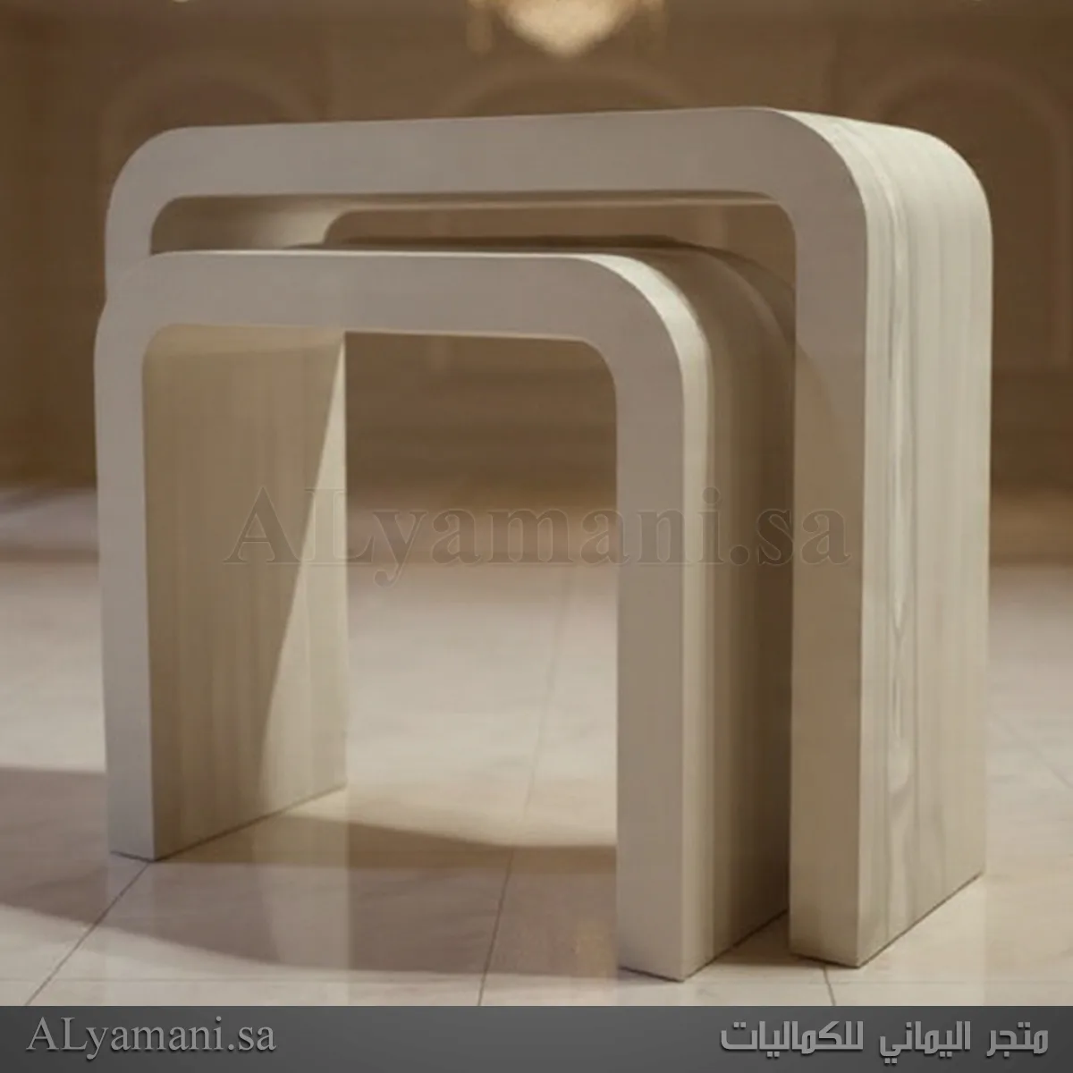 طاولة مدخل و استقبال مكونة من قطعتين متداخلة باللون البيج الفاتح الخشبي ومعتقة يدوياً بتصميم مقوس