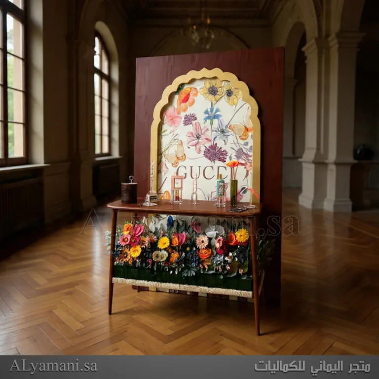 طقم طاولة استقبال عطور وبخور مع خلفية قوتشي مودرن