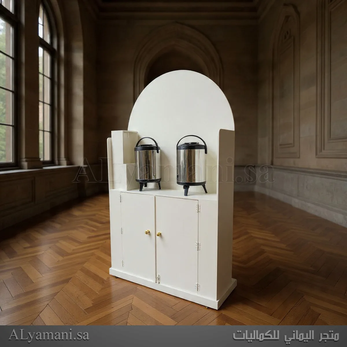 كورنر كيترنق ضيافة وتوزيع مشروبات فاخر - تصوير من الخلف