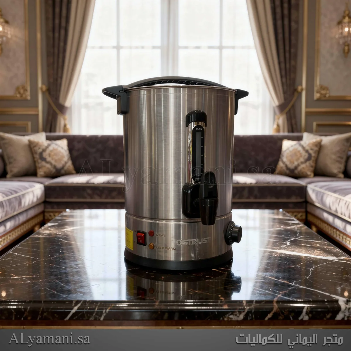 مظهر موزع ومسخن المياه الكهربائي ستيل ون تراست الفضي على طاولة استقبال فخمة وتجهيزات بوفيهات الفنادق